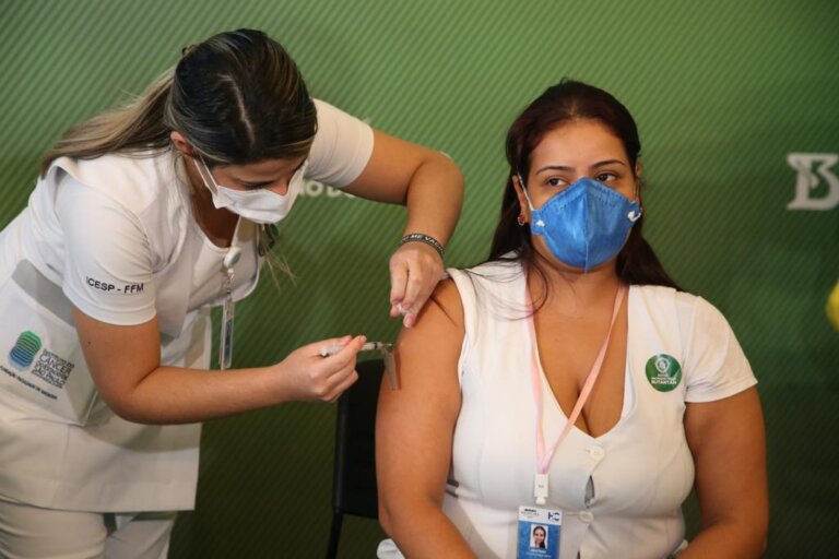 Disparidades de gênero e vacinação contra Covid-19 na América Latina